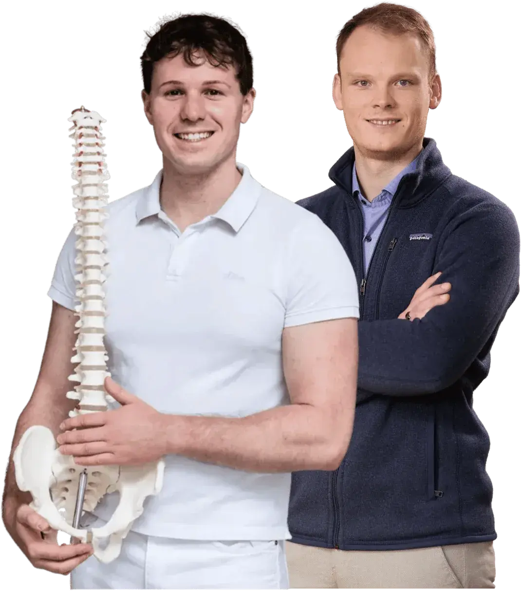 Robin Nürnberg und Felix Brandt mit Wirbelsäule als TÜV-zertifizierte Physiotherapie-Experten.
