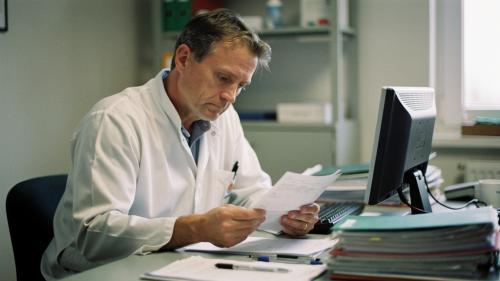 Zu viel Papier, zu wenig Zeit: Administrative Last zermürbt niedergelassene Ärzte.