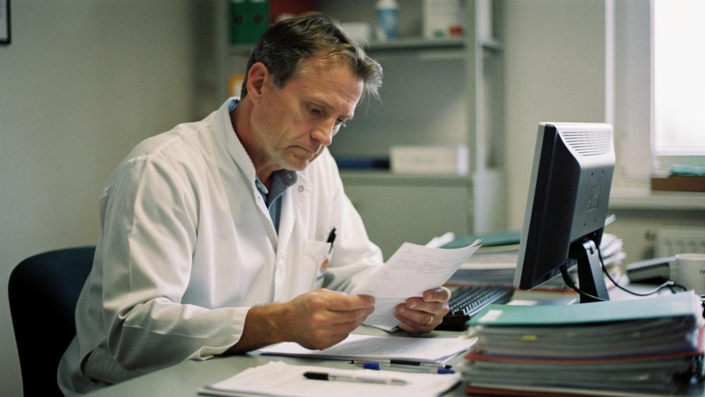 Zu viel Papier, zu wenig Zeit: Administrative Last zermürbt niedergelassene Ärzte.