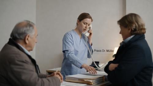 MFA am Empfang – zwischen Telefon, Patienten und Papierstapel.