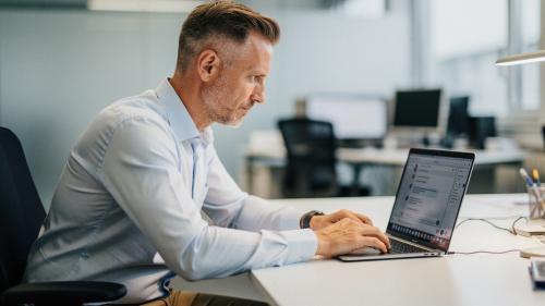 KI-Chatbot im Büro: Ab 2. August gilt Offenlegungspflicht.