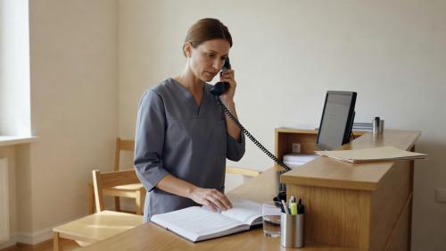 Voller Terminkalender, klingendes Telefon – der Alltag in psychotherapeutischen Praxen.