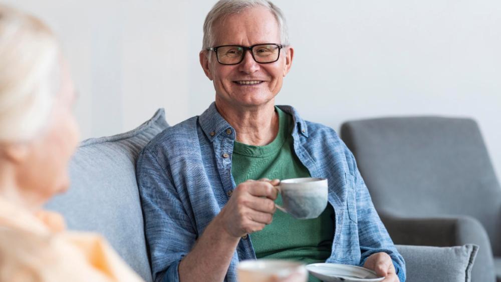 Ältere Personen beim Kaffee, diskutierend über Pensionskapital und Venture Capital.