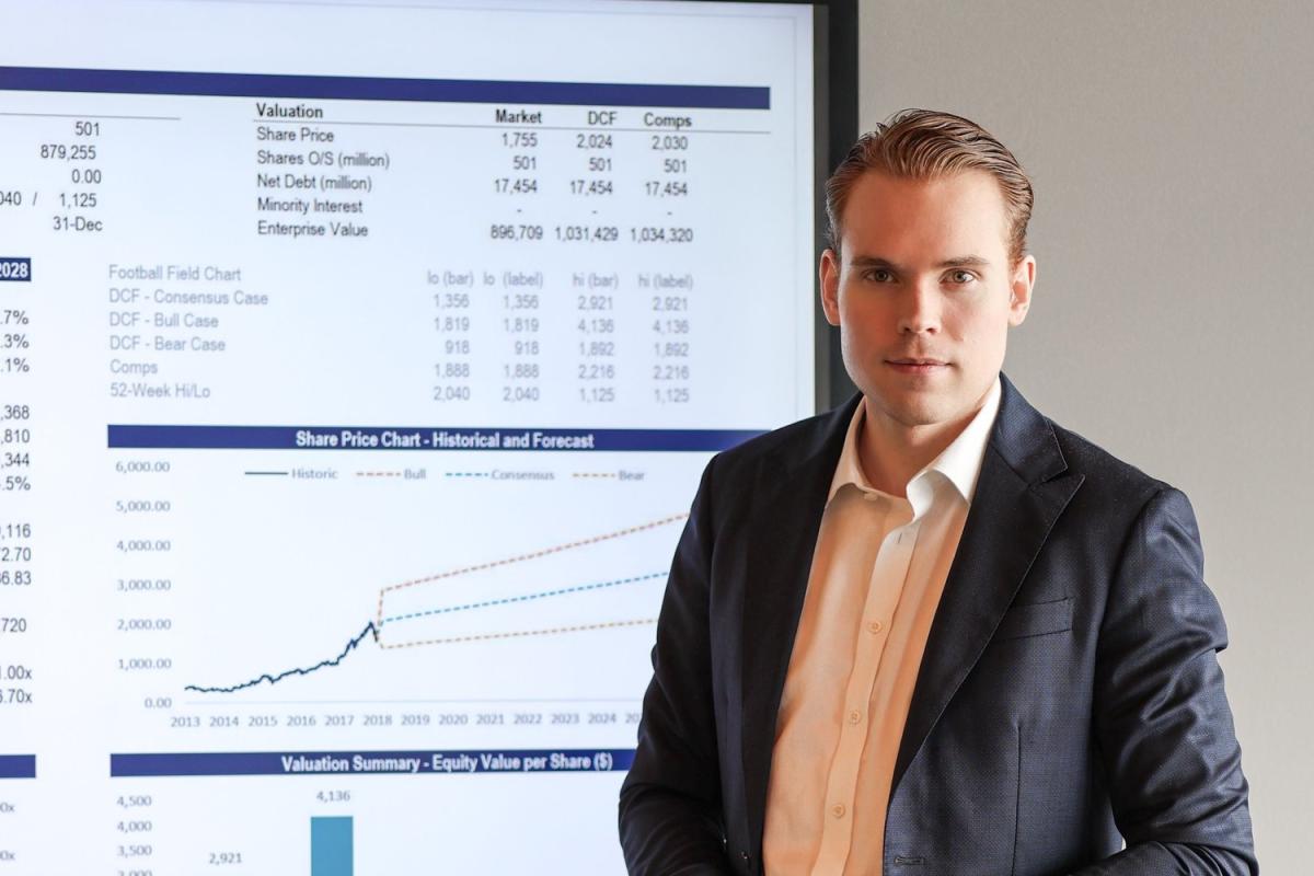 Mann in Anzug vor einer Präsentation zum Unternehmensverkauf für Tech-Startups.