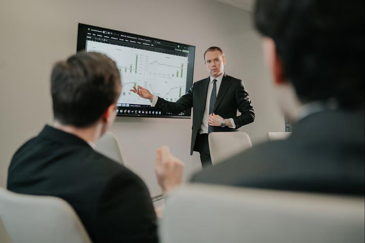 Ein Fachmann präsentiert Daten zum Unternehmensverkauf für Tech-Startups.