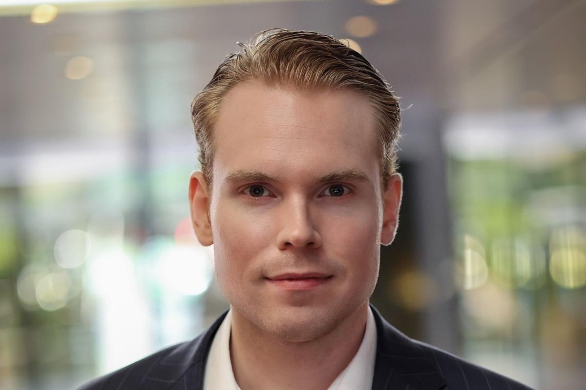 Porträt eines Mannes, der über Unternehmensverkauf und Nachfolge informiert.