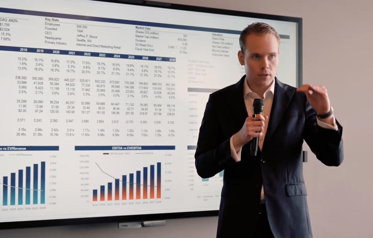 Ein Referent zeigt eine Präsentation zur Liquiditätsplanung und Bilanzanalyse.