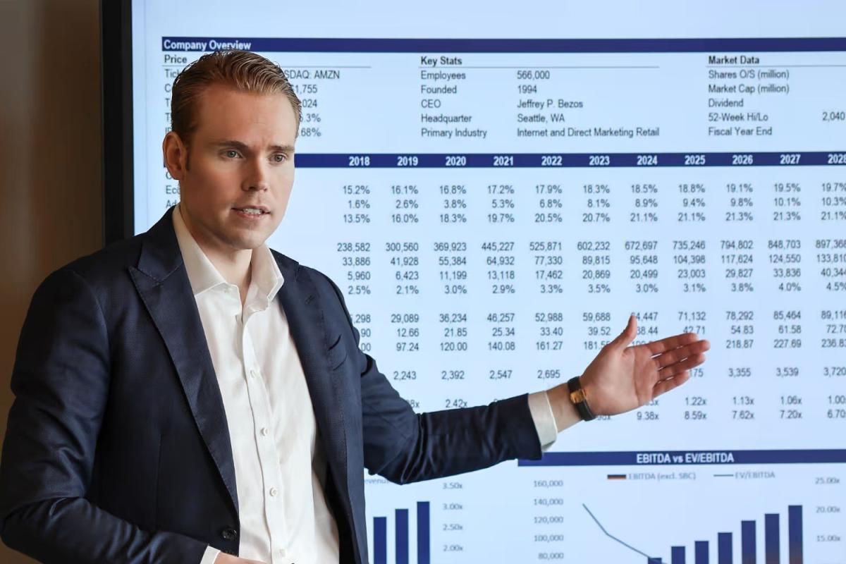 Mann präsentiert wichtige Daten zur Kapitalakquise für Scaleups.