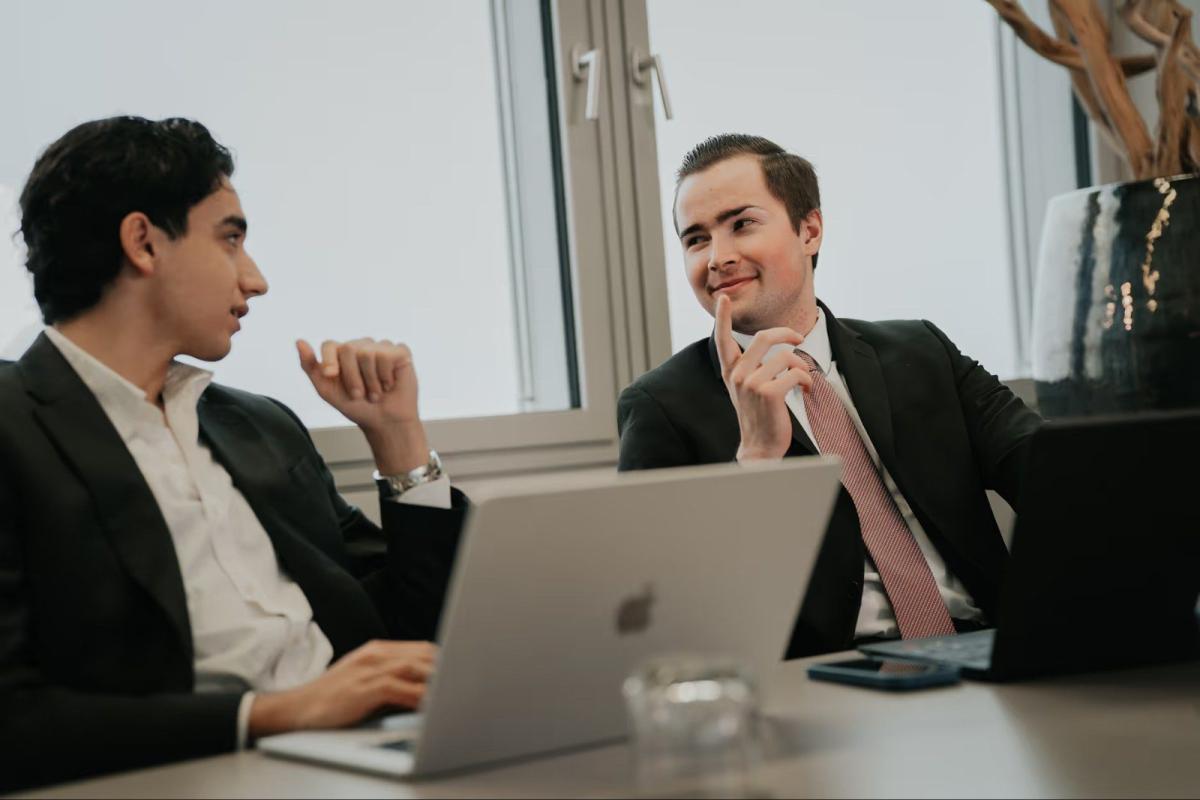Zwei Business-Profis diskutieren über Fractional CFO und Controlling.