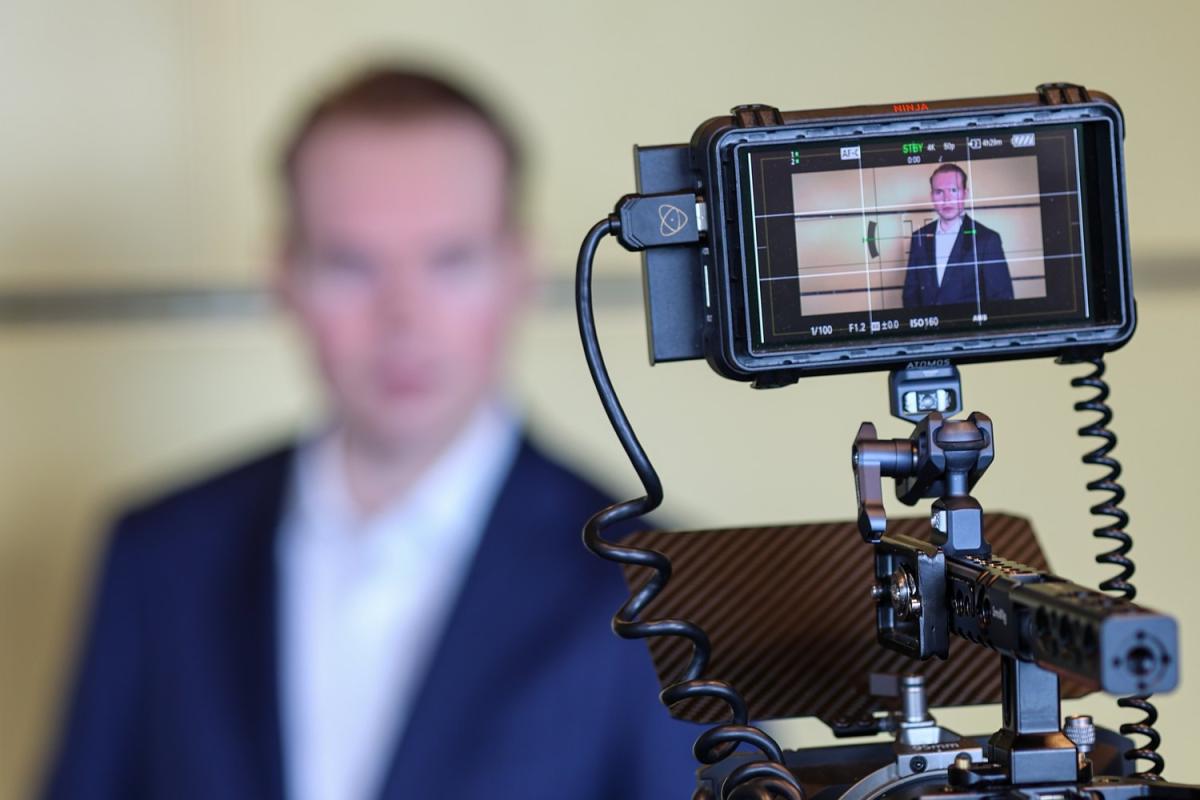 Eine Videoaufnahme eines Sprechers über Investorentypen für Tech-Startups.