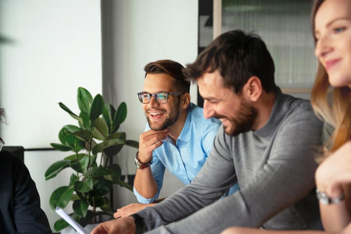Gründerteam diskutiert über ki-startups ohne market fit bei Meeting.