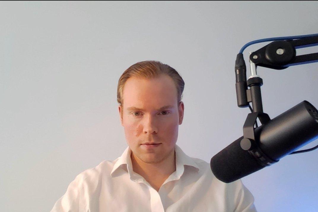 Mann mit Mikrofon spricht über KI-Startups ohne Market Fit.