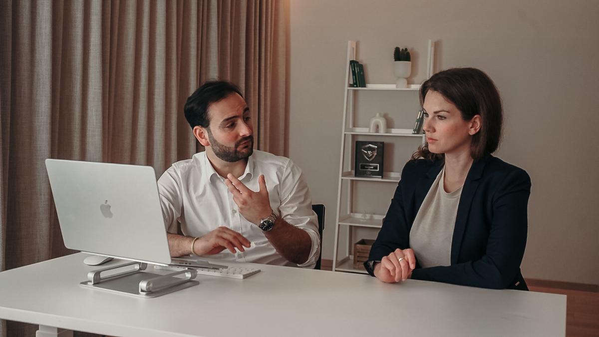Mitarbeiter besprechen toxisches Verhalten am Arbeitsplatz.