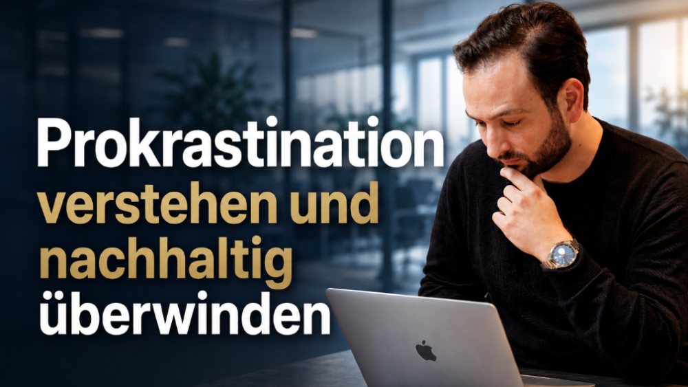 Eine Person am Laptop, die über Prokrastination überwinden nachdenkt.
