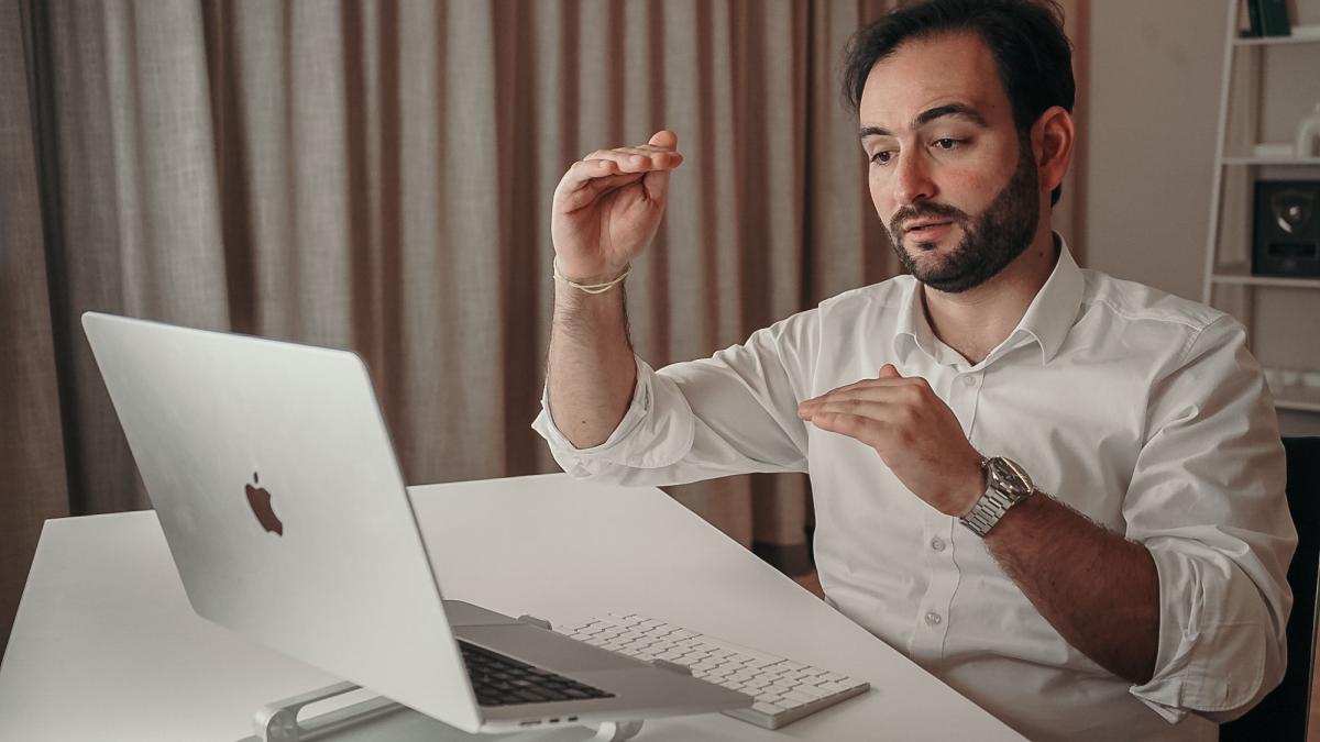 Mann führt ein virtuelles Coaching-Gespräch über Laptop im Führungskräfte-Coaching.