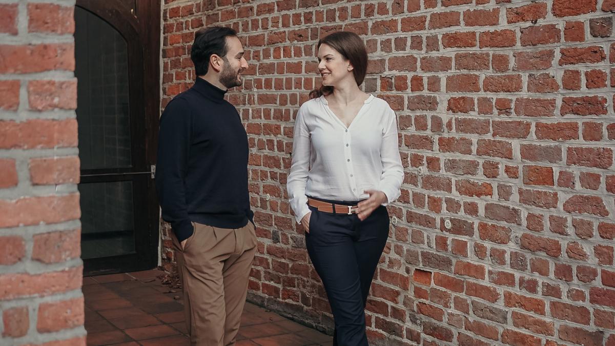 Zwei Personen führen ein Gespräch über das Scheitern von Führungskräfte-Coachings.