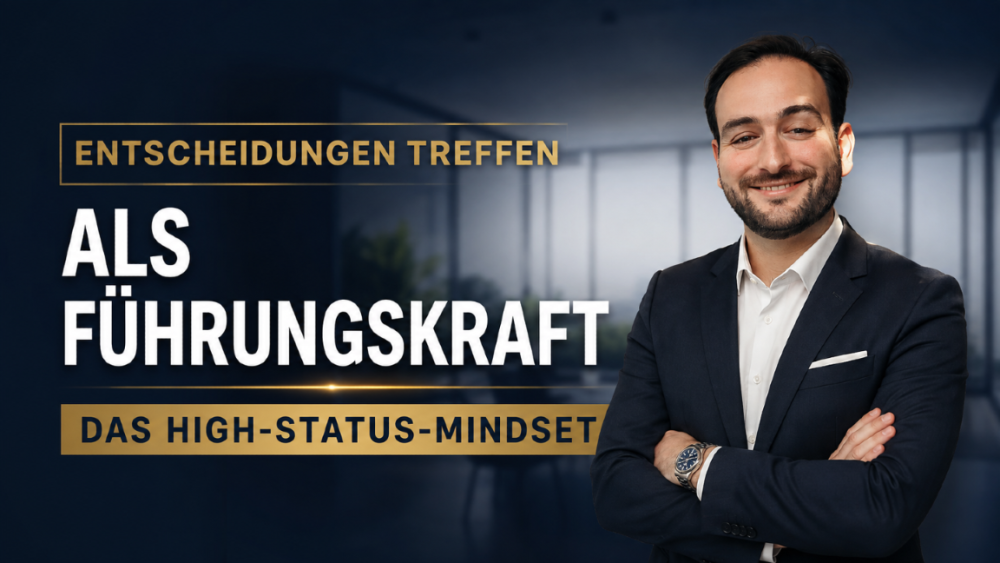 Mann in Anzug lächelt selbstbewusst; Entscheidungen treffen als Führungskraft.