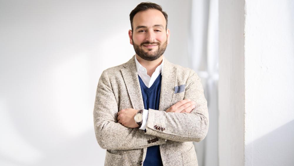 Männlicher Manager in Anzug, der verbindliche Führung ausstrahlt.