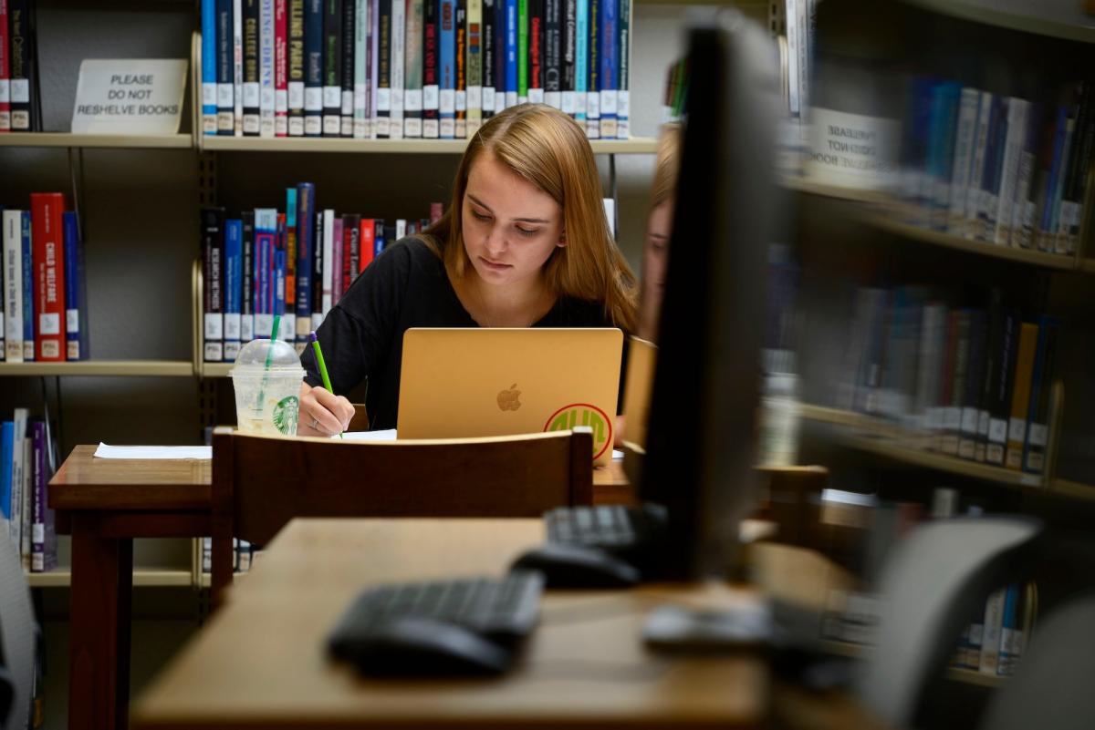 Studentin arbeitet in einer Universitätsbibliothek in den USA