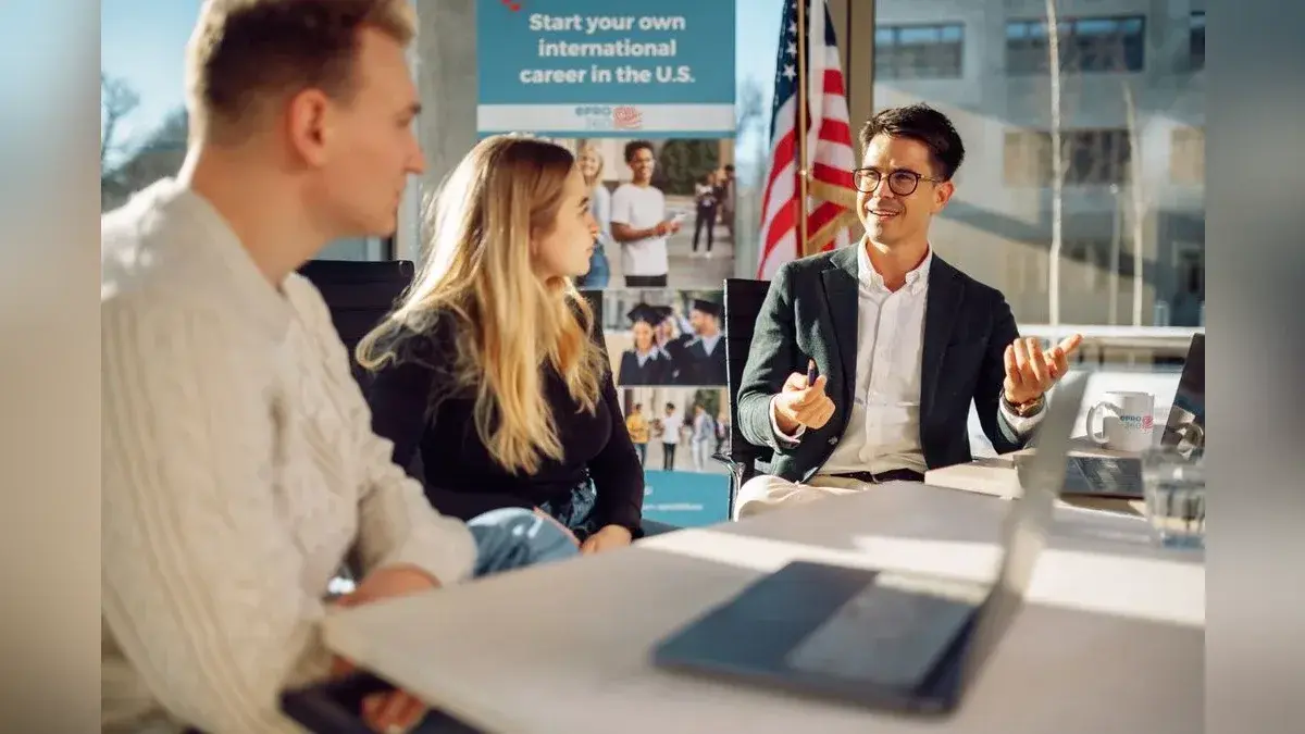 Jonas Kehrbaum erklärt im Beratungsgespräch mit potentiellen USA-Studierenden, worauf es wirklich ankommt.