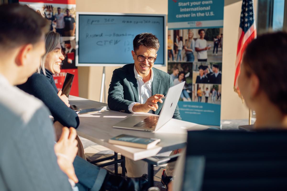 Gruppe diskutiert über den Personal Essay fürs US-College.