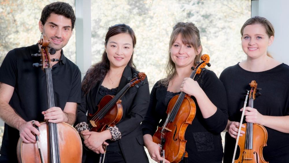 Vier Musiker zeigen ihr außerschulisches Engagement in einem Ensemble.