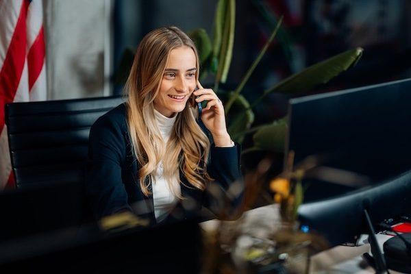 USA-Expertin Emma während einer telefonischen Beratung