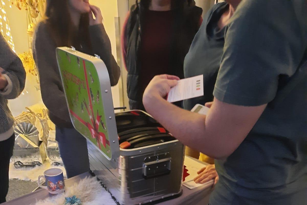 Gruppenteilnehmer interagieren mit einer Spielbox beim Teamevent.
