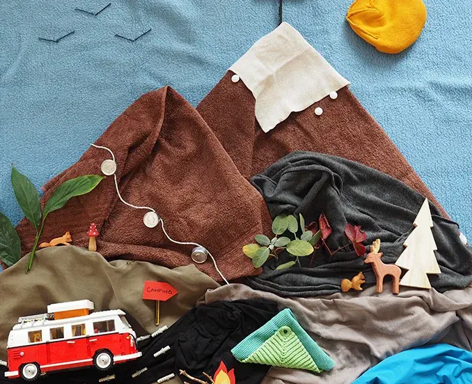 Bunte Szene mit Bergen und Spielzeug, passend zu Gamification Marketing.