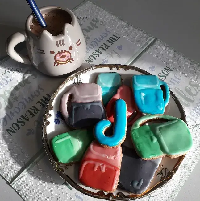 Platte mit bunten Keksen und einer Tasse Kaffee, die Gamification Marketing symbolisieren.
