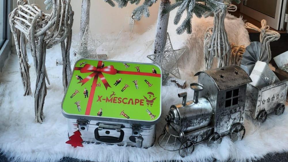 Dekoration zur Weihnachtsfeier mit Geschenkschachtel und Zug.