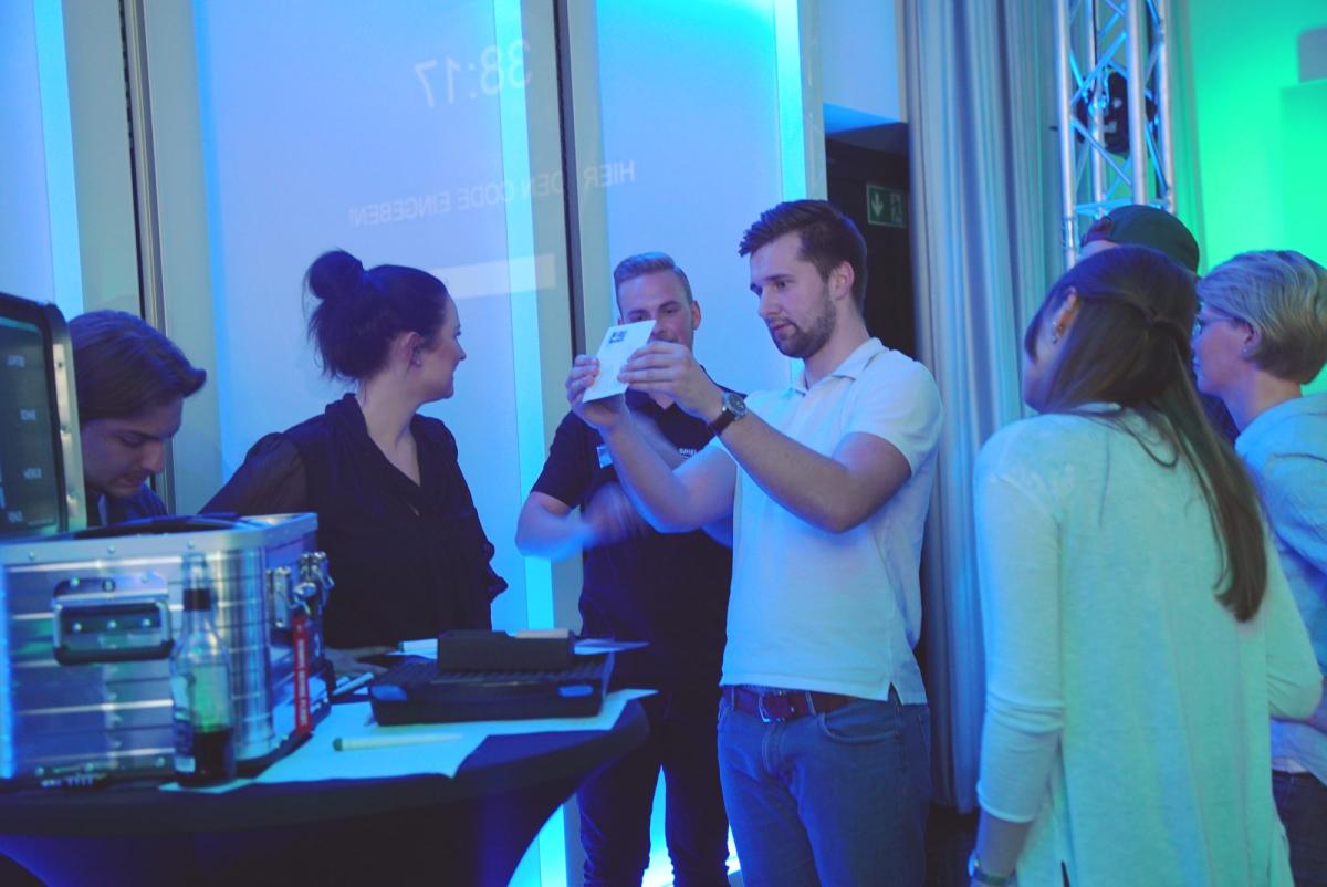 Teilnehmer eines mobilen Escape Games arbeiten gemeinsam an Rätseln.