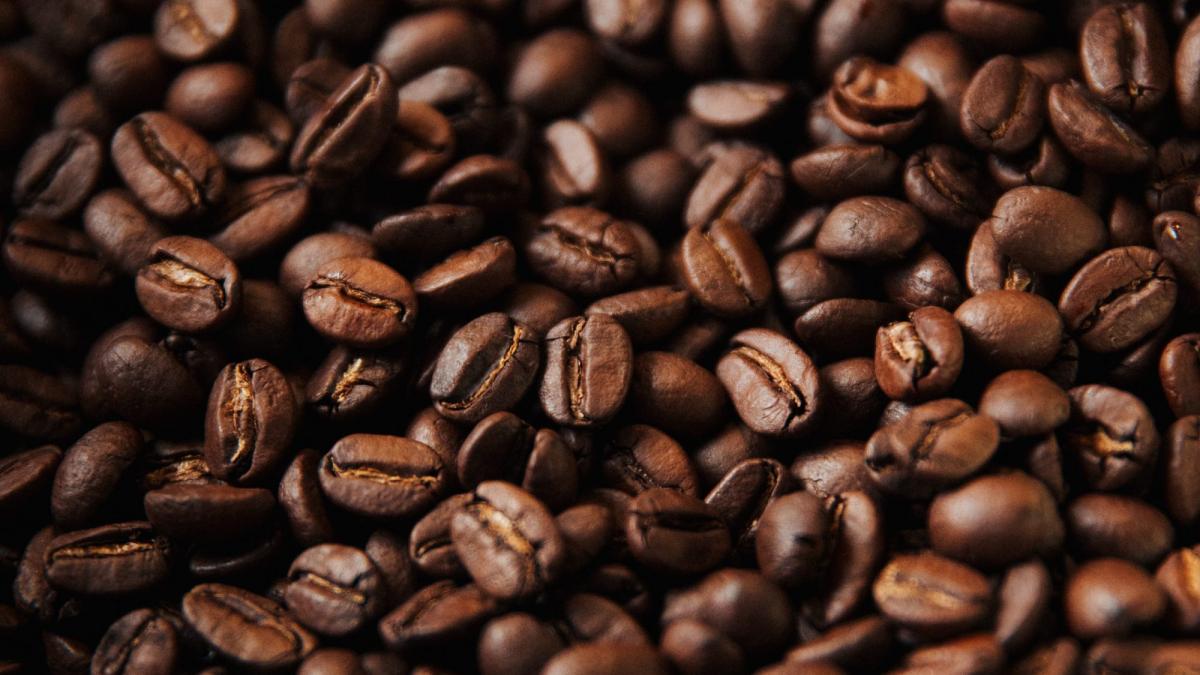 Hochwertige Kaffeebohnen als Beispiel für einen Kaffeelieferanten für Unternehmen.