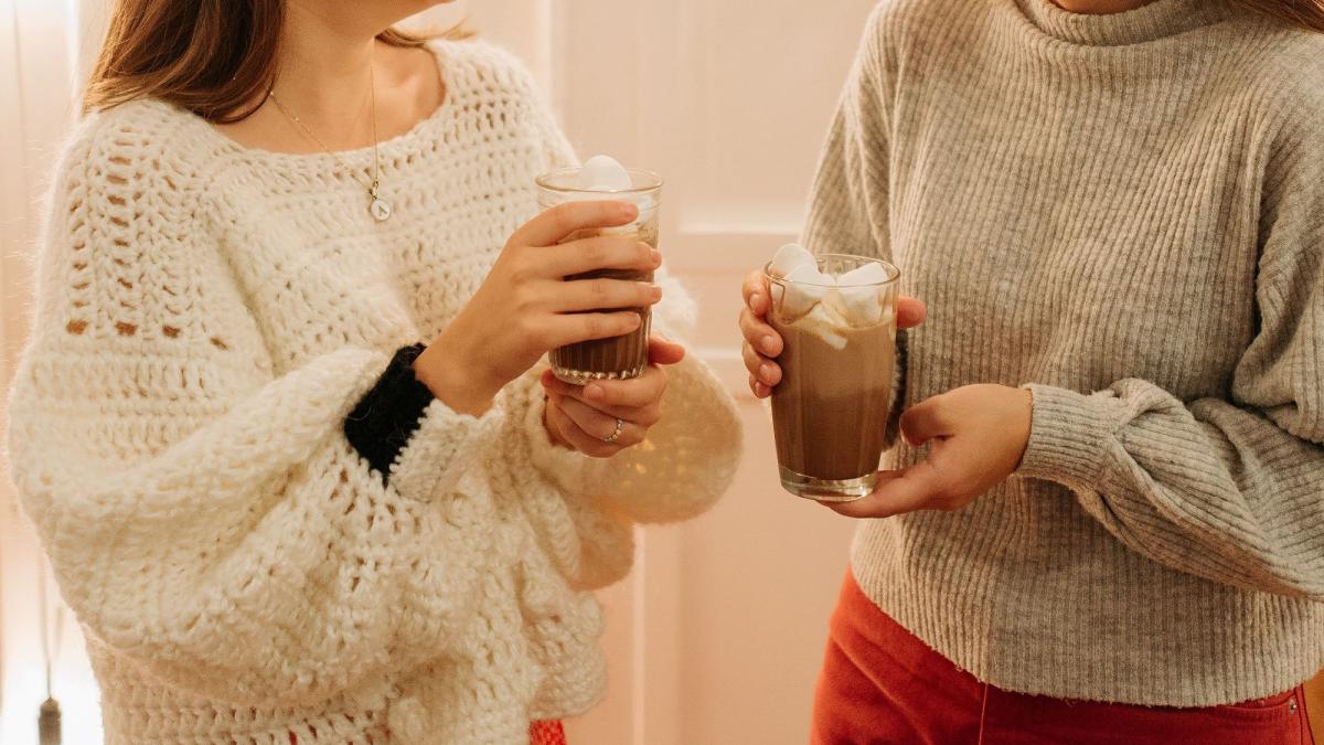 Zwei Frauen genießen Getränke mit Rohkakao und Sahne.