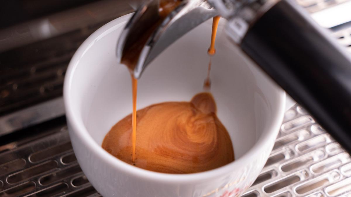 Ein frisch zubereiteter Espresso fließt aus der Maschine in eine Tasse, beeinflusst von der Wasserhärte.