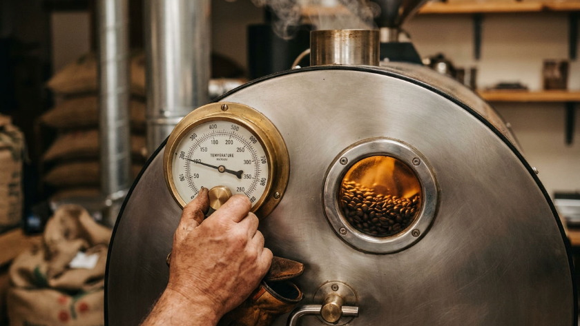 Prozess der Trommelröstung: Kaffeebohnen im Röster werden überwacht.