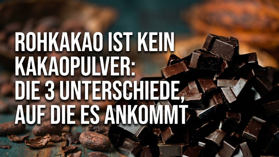 Dunkle Schokoladenstückchen zeigen den Unterschied zwischen Rohkakao und Kakaopulver.