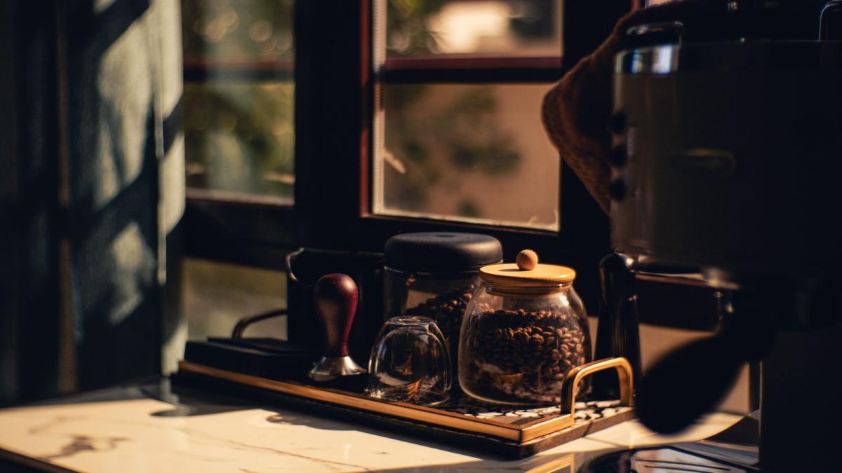 Luftdichte Dosen und Gläser zur richtigen Lagerung von Kaffeebohnen.