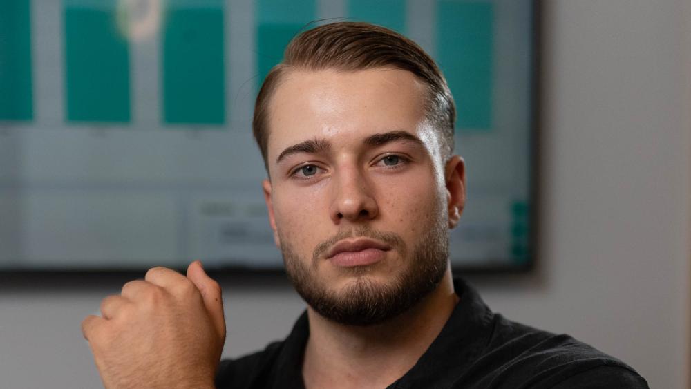 Junger Mann mit entspanntem Ausdruck spricht über 4 Kilo abnehmen.