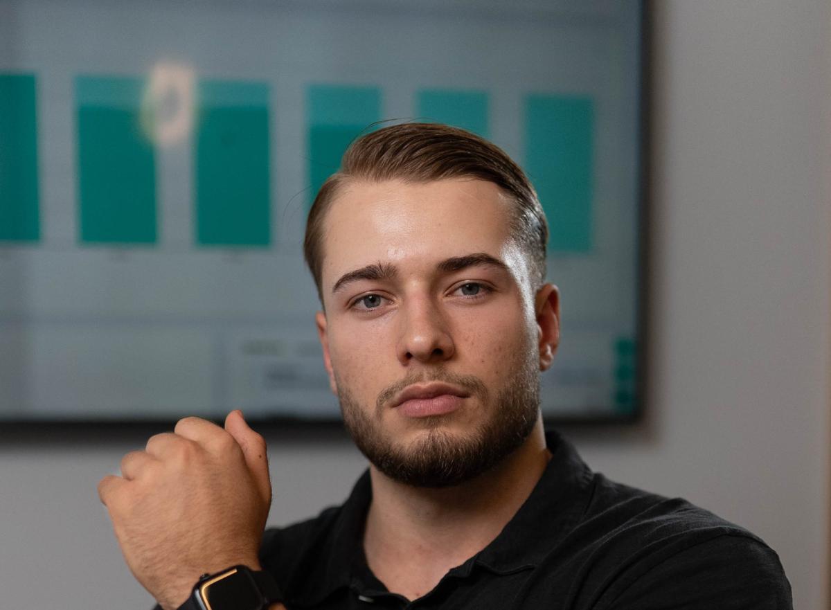 Ein Mann mit einem selbstbewussten Blick und einer Uhr zeigt, dass Diäten nicht dauerhaft schlank machen.