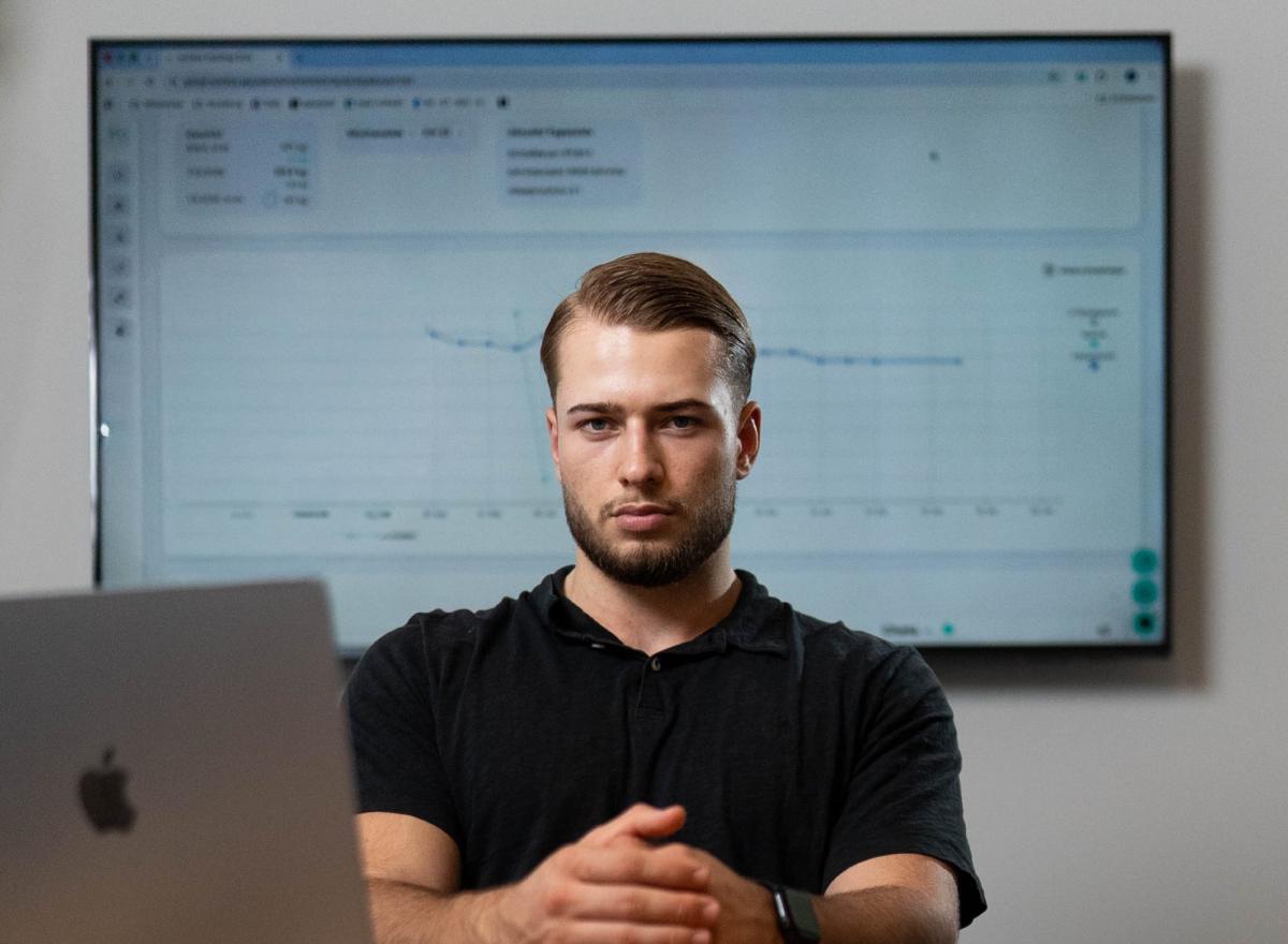 Mann analysiert Daten auf dem Computer zur Stoffwechselanregung.