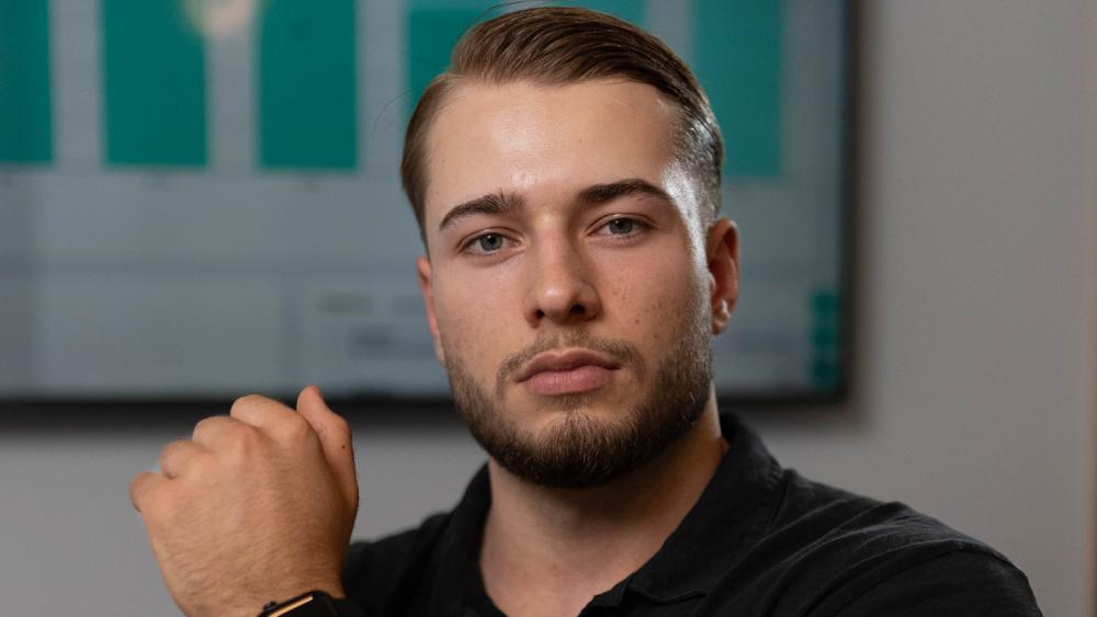 Männliche Person mit ernstem Gesichtsausdruck, Tipps zum Stoffwechsel ankurbeln.