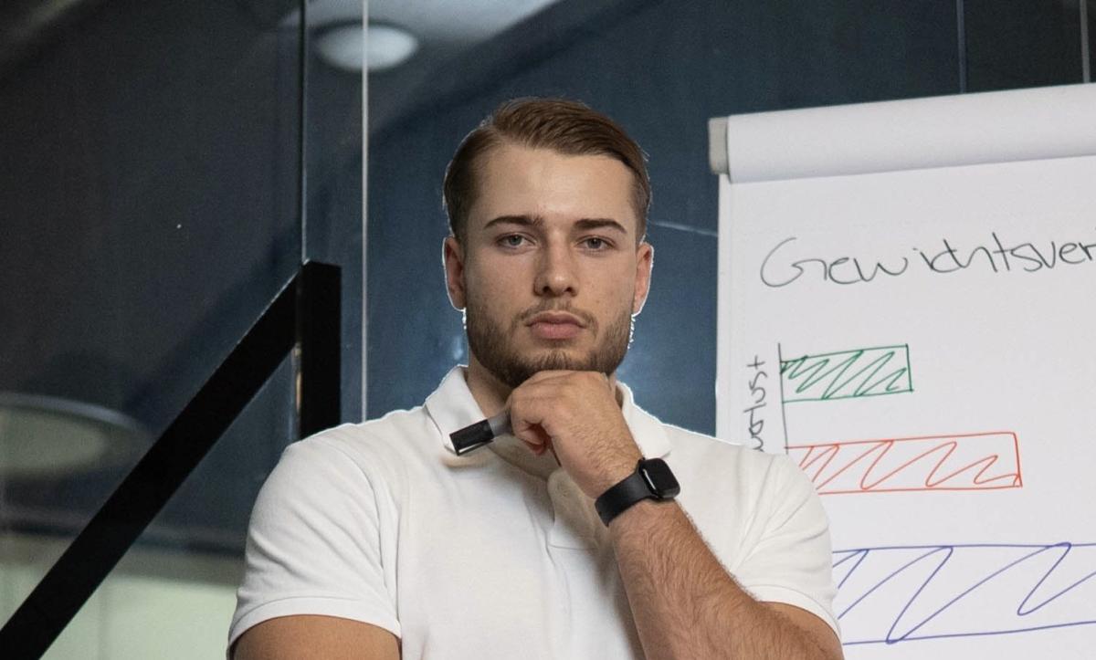 Mann mit nachdenklichem Ausdruck vor einer Präsentation zum Bauchfett verlieren.