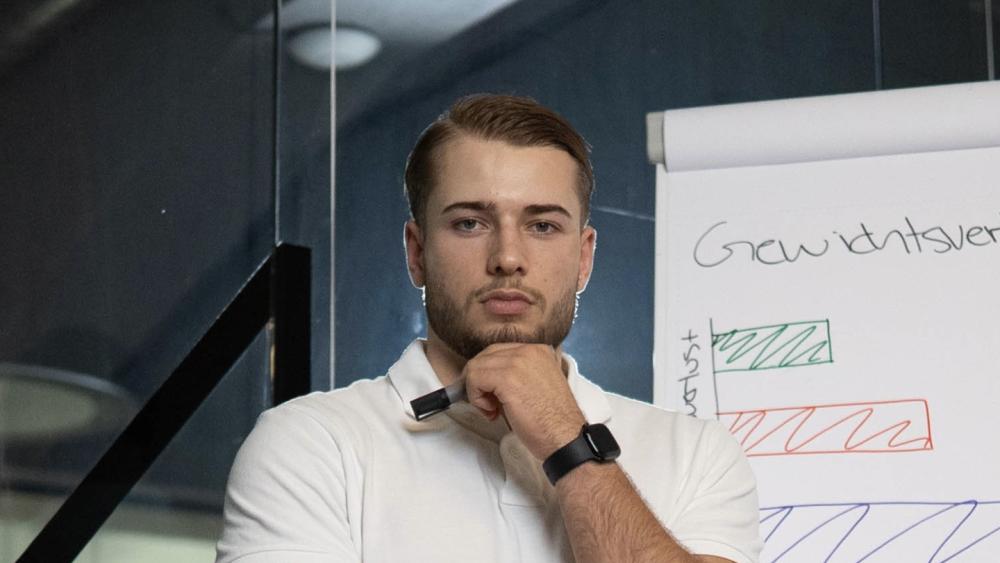 Mann in Businesskleidung denkt über Ergebnisse einer Bluttest Analyse nach.