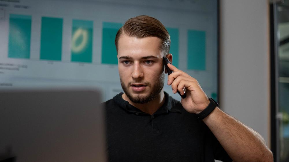 Ein Mann am Telefon während der Beratung über 20 Stunden Fasten.