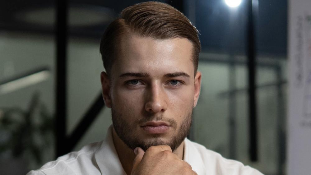 Portrait eines Mannes mit nachdenklichem Gesichtsausdruck über Fettkiller Lebensmittel.