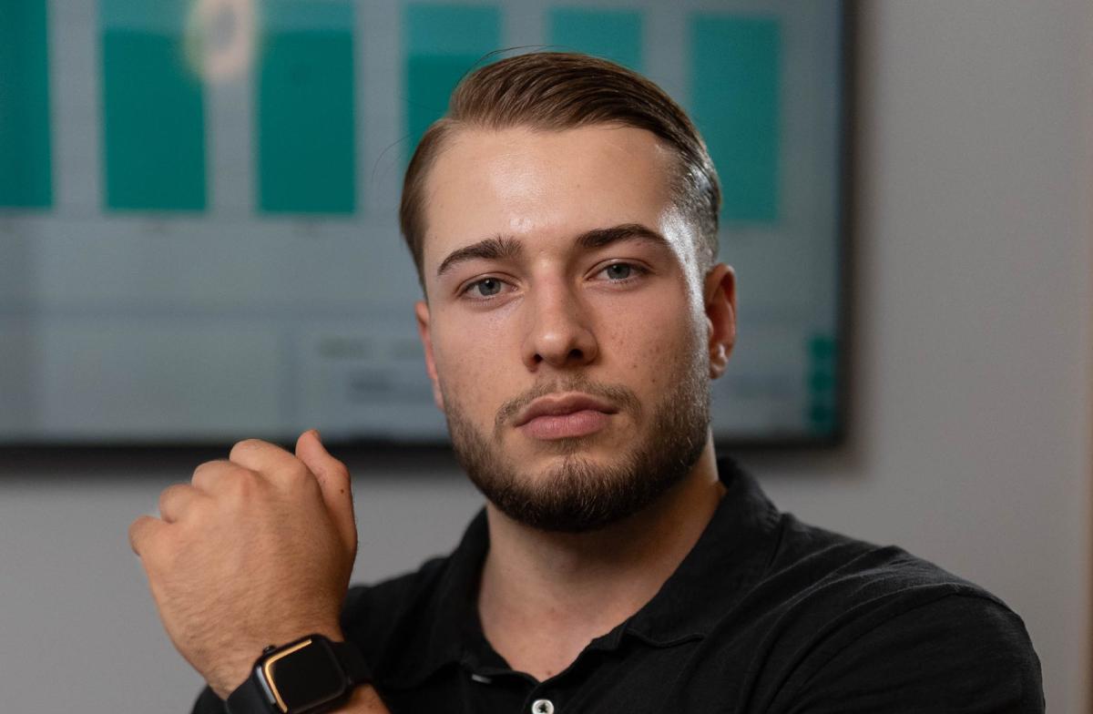 Mann mit Uhr, der über das Thema 10 kg abnehmen nachdenkt.