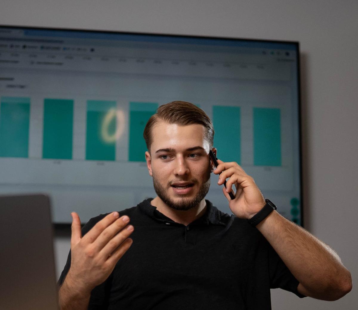 Mann am Telefon erklärt, warum Abnehmen als Muss betrachtet werden sollte.