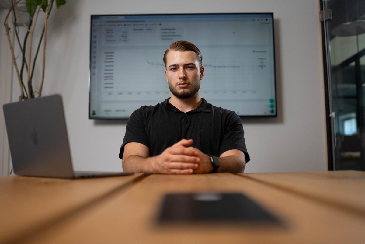 Ein Mann sitzt im Büro und denkt über Tipps zum Gewicht verlieren nach.