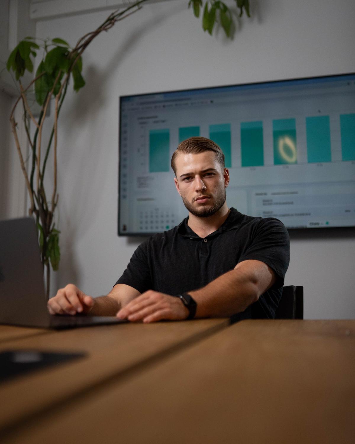 Mann am Tisch, der über gesunde Ernährung vor der Einnahme von Supplements nachdenkt.